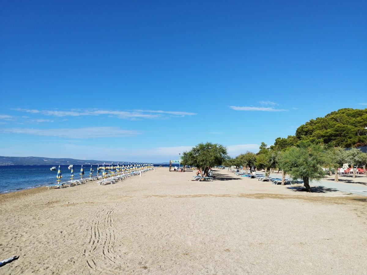 Ferienwohnung Am Sandstrand Omiš Esterno foto