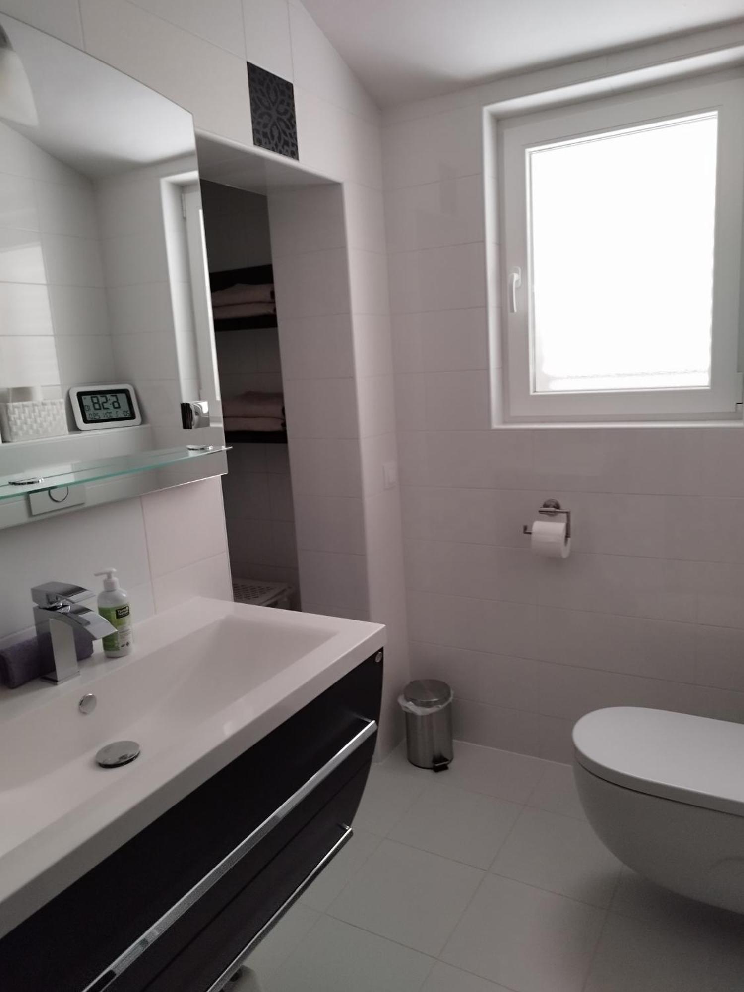 Ferienwohnung Am Sandstrand Omiš Esterno foto