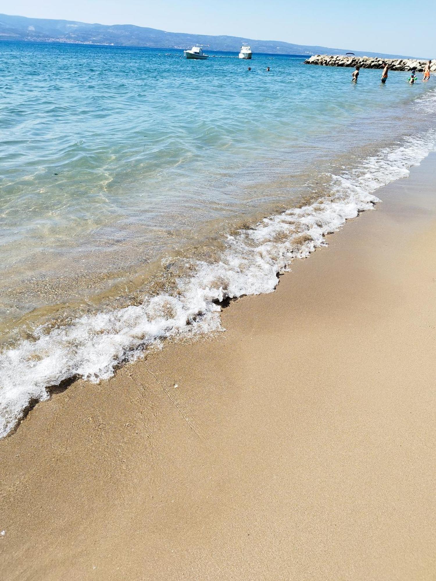 Ferienwohnung Am Sandstrand Omiš Esterno foto