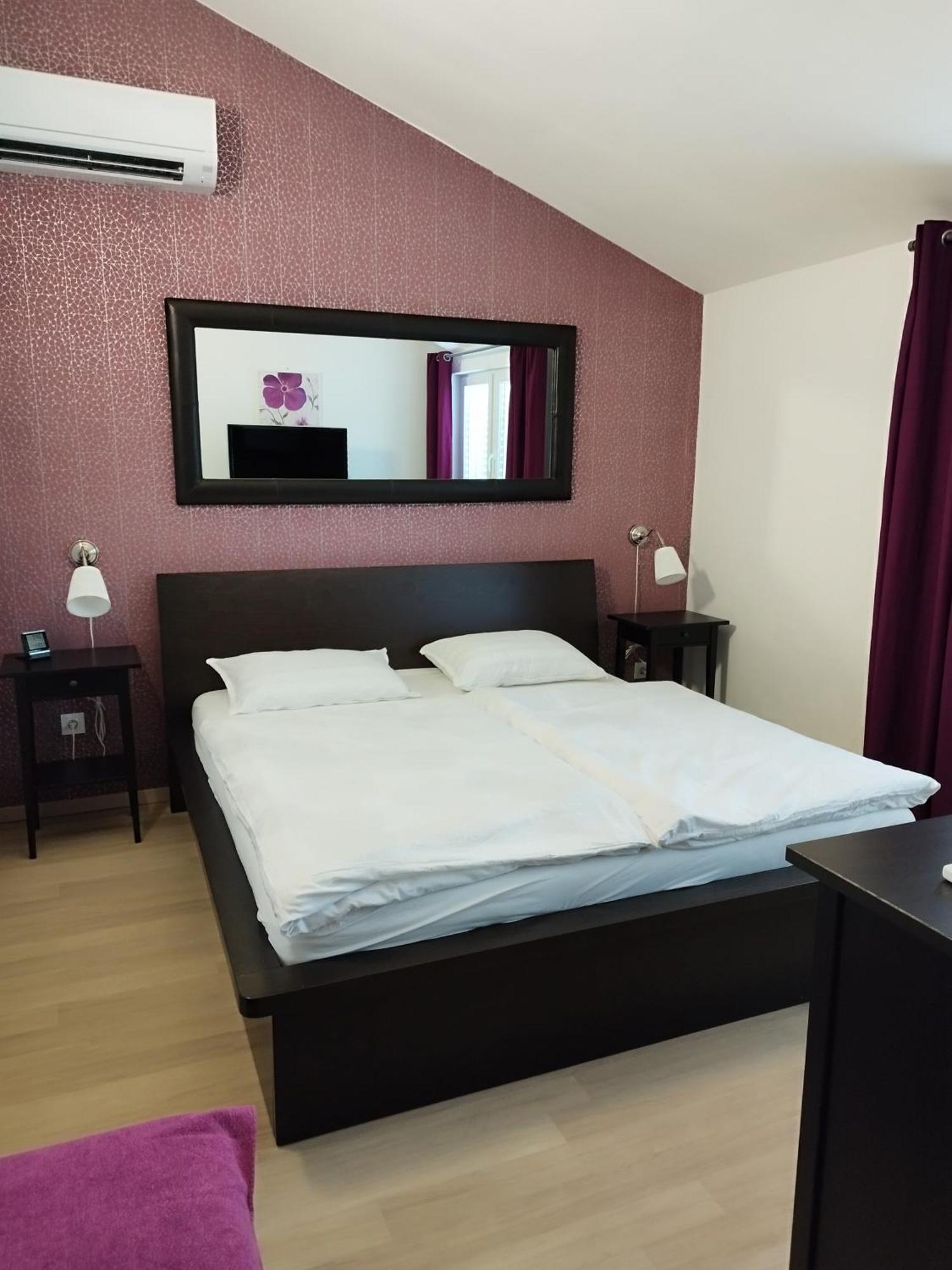 Ferienwohnung Am Sandstrand Omiš Esterno foto